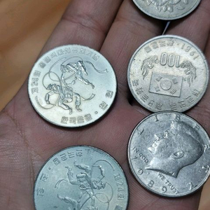 앞면과 뒷면입니다1. 1982년 제24회 서울 올림픽 유치 기념 1000원 주화 (2개)동전 내용: 이 동전은 19