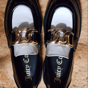 쥬시꾸뛰르 트리옴프 체인 로퍼