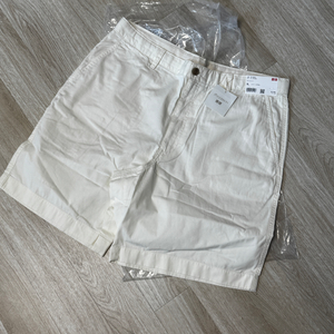 유니클로 JW앤더슨 치노 쇼츠 반바지 오프화이트 XL 사이즈 새제품 팝니다.
