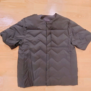 진초록색 반팔 숏패딩 조끼 100사이즈 단돈 29000원 급처분!!!