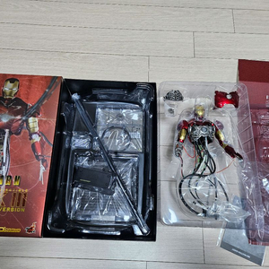 핫토이 아이언맨 마크33! 데미지 파츠가 정말 디테일하게 잘 나왔습니다. 구매하러 가기 http://goo.gl/FZMFWj 스펙을  한번 알아볼게요 - 아이언맨3의 마크 33 실버 센츄리온을 사실적으로 조형한 12인치 피규어 - 약 36개소 이상의 관절 가동, 약, image size:1365x1024