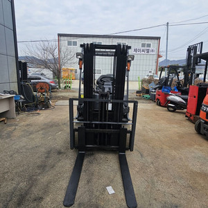 배터리좋은 최신형 TCM 좌식2.5톤 전동지게차 삼단 4.35M인상 850만