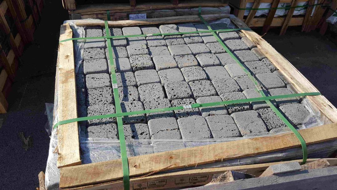 현무암 굴림사고석 100x100x100--1