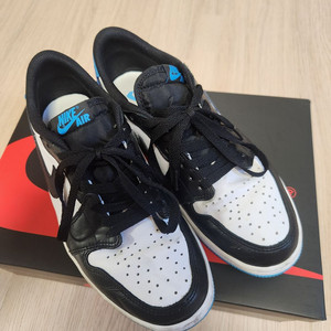 나이키 조던1 로우 블랙 앤 다크 파우더 블루