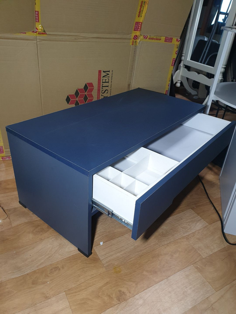 모던한 디자인에 유니크한 컬러의 좌식 화장대 책상(네이비 컬러)--1