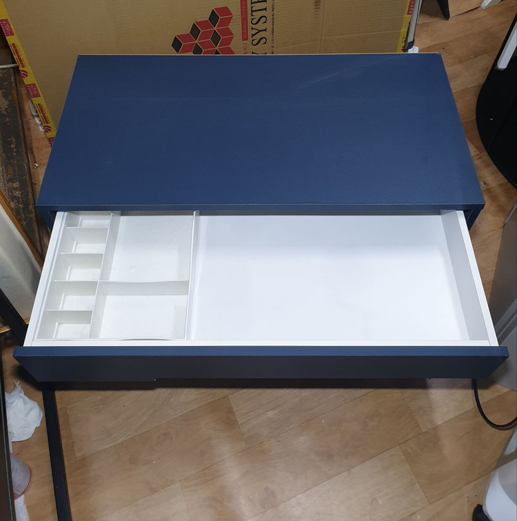 모던한 디자인에 유니크한 컬러의 좌식 화장대 책상(네이비 컬러)--4