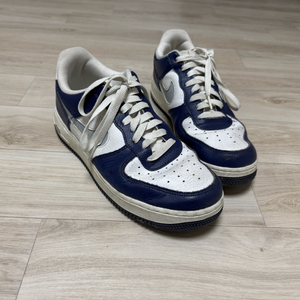 나이키 에어포스 1 07 컷 아웃 스우시 미드나잇 네이비 265