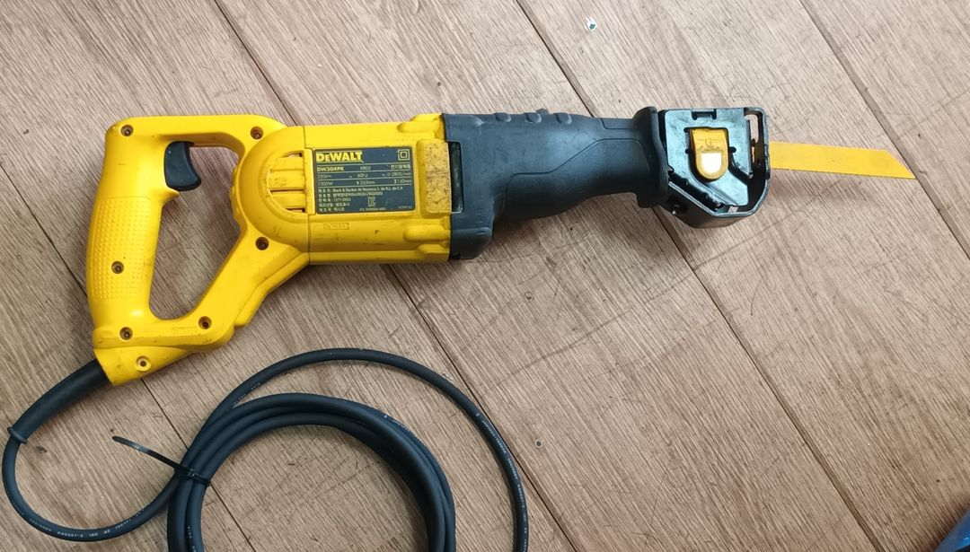 디월트 컷소 (DEWALT DW 304) 중고 전기톱 팝니다 이미지