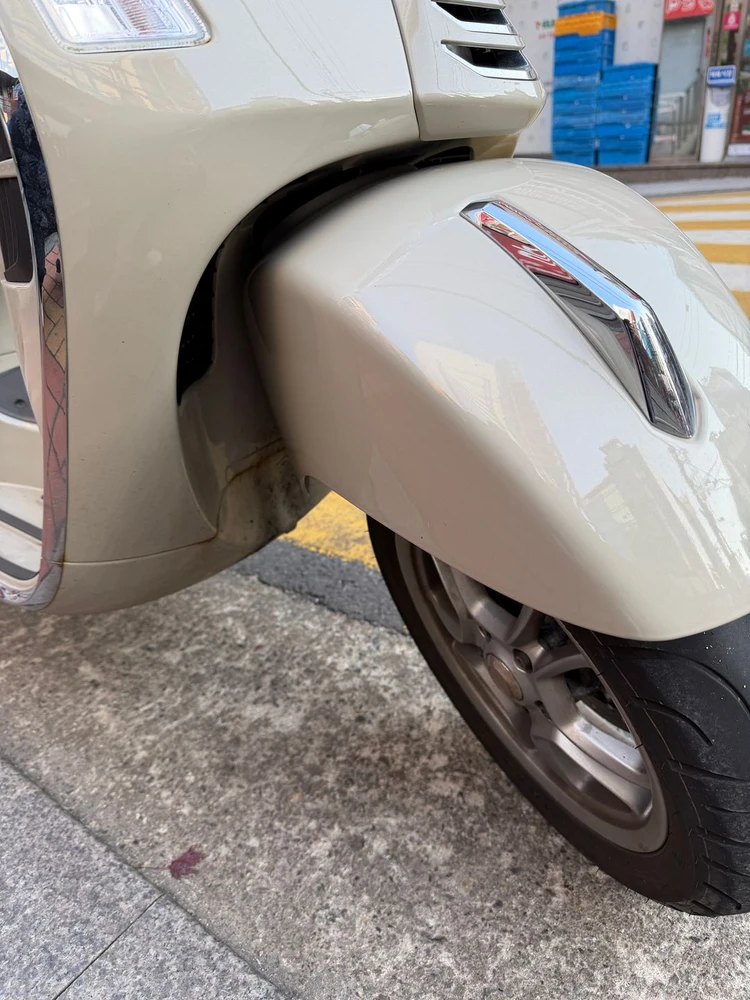 2024 베스파 gts300 관리 잘 된 베이지 색상 급처합니다 가격완전내림! 스마트키 버전 이미지