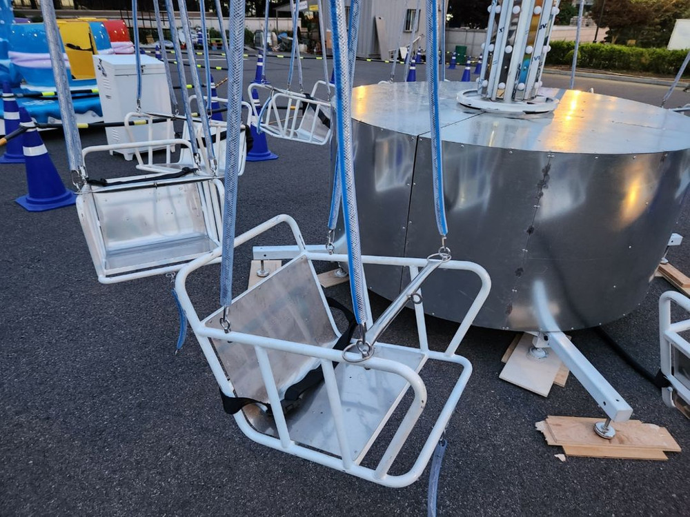 기업행사 놀이기구 대여 회전그네, 트램폴린, 바이킹 이미지