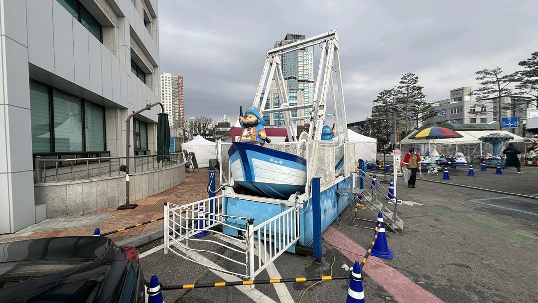 기업행사 놀이기구 대여 회전그네, 트램폴린, 바이킹 이미지