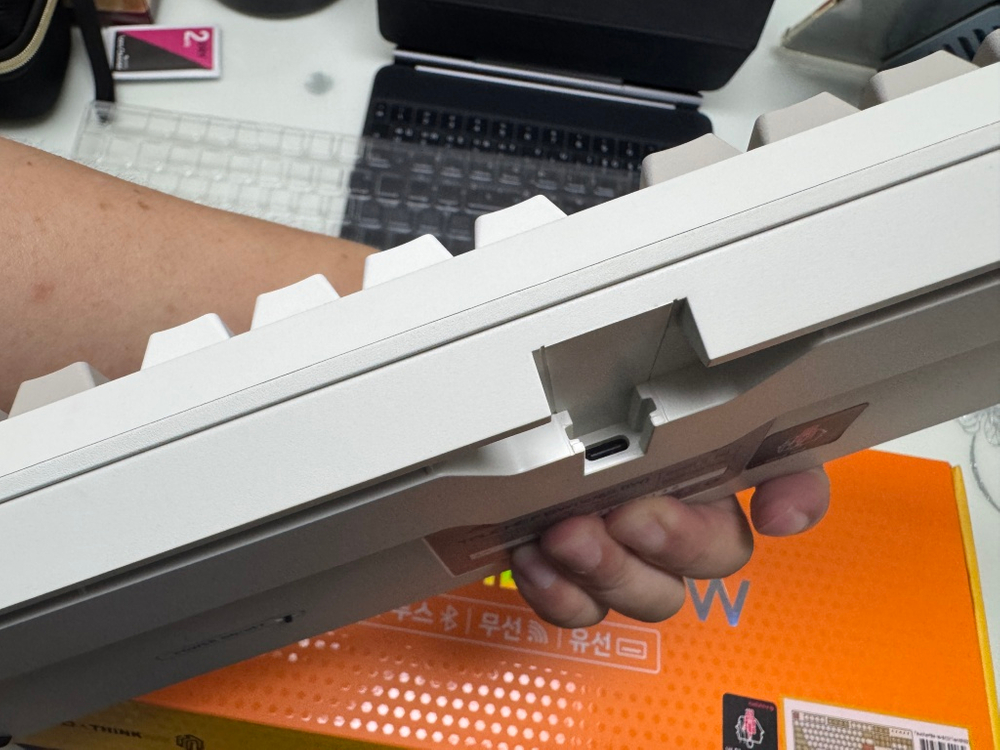 씽크웨이 토체프 BW 유,무선 저소음 적축 웜톤베이지 색상 풀배열 키보드 판매합니다.--5