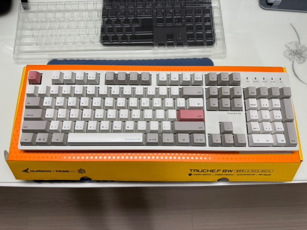 씽크웨이 토체프 BW 유,무선 저소음 적축 웜톤베이지 색상 풀배열 키보드 판매합니다.--2