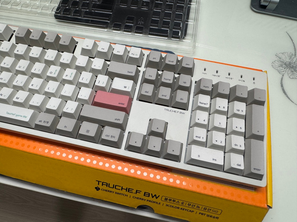 씽크웨이 토체프 BW 유,무선 저소음 적축 웜톤베이지 색상 풀배열 키보드 판매합니다.--4