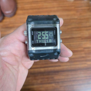 나이키 올드스쿨 빈티지 매틀 슬렛지 디지털 시계 이미지