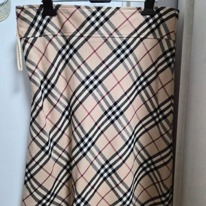 버버리 체크 패턴 스커트