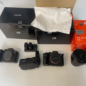 소니 a7m4 바디2개, 4세대 세로그립, 소니 2070g g렌즈 판매합니다.