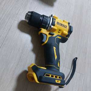디월트 무선드릴 배터리 미포함 미사용 새상품 입니다
