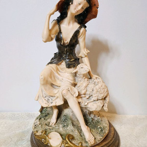 여인과 양 피겨린 작품 이태리