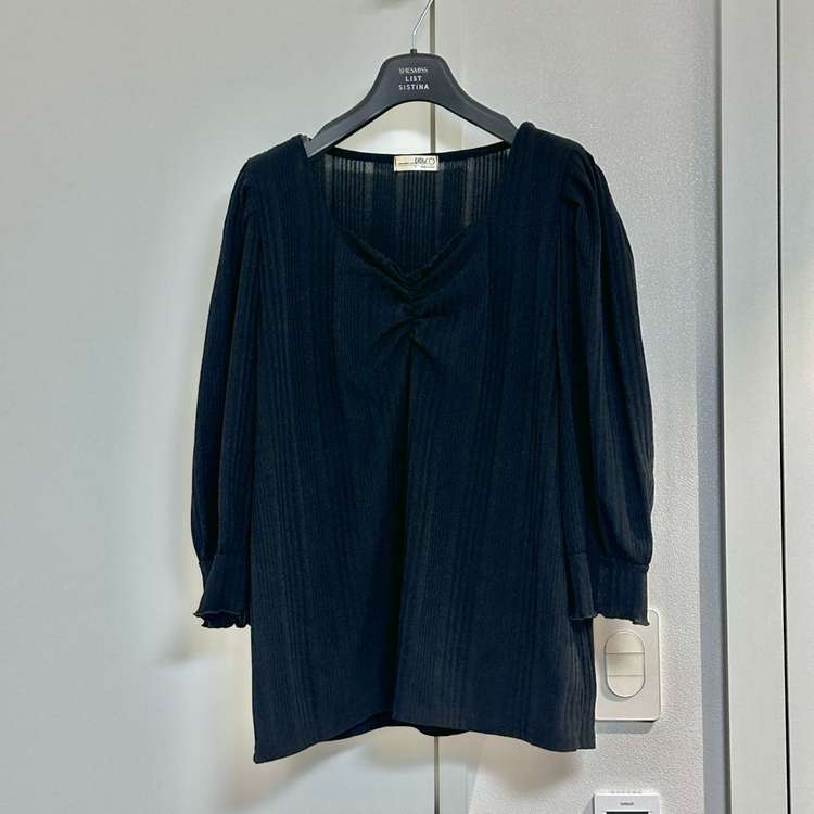 리리앤코 덴덴 퍼프티셔츠 하트셔링넥 블랙 이미지