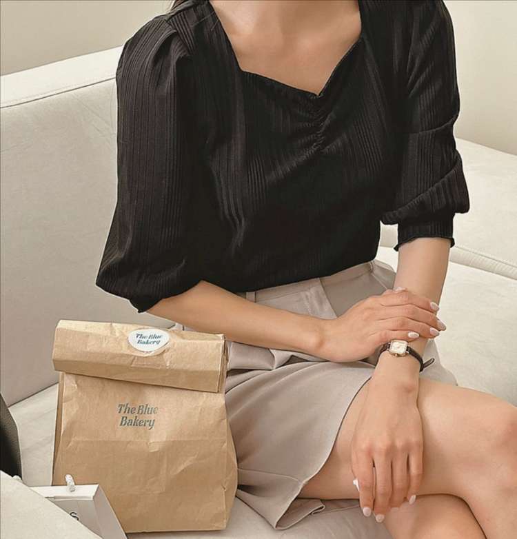 리리앤코 덴덴 퍼프티셔츠 하트셔링넥 블랙 이미지