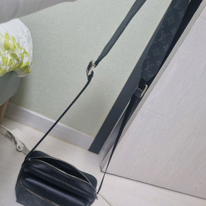 루이비통 아웃도어 메신저백 블랙 모노그램