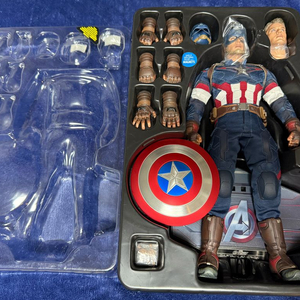 핫토이 어벤져스 에이지 오브 울트론 캡틴 아메리카 12인치 피규어 중고 개봉 싸게 판매합니다.