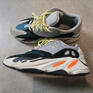 아디다스 이지부스트 웨이브러너270 이미지