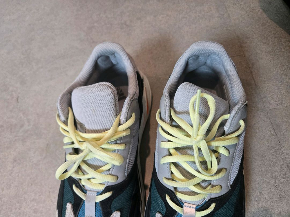 아디다스 이지부스트 웨이브러너270 이미지