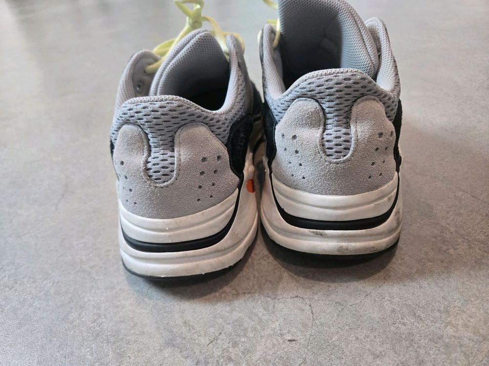 아디다스 이지부스트 웨이브러너270 이미지