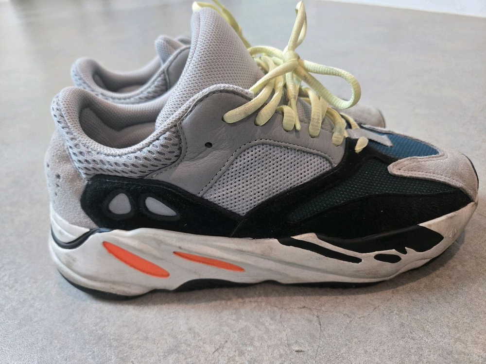 아디다스 이지부스트 웨이브러너270 이미지