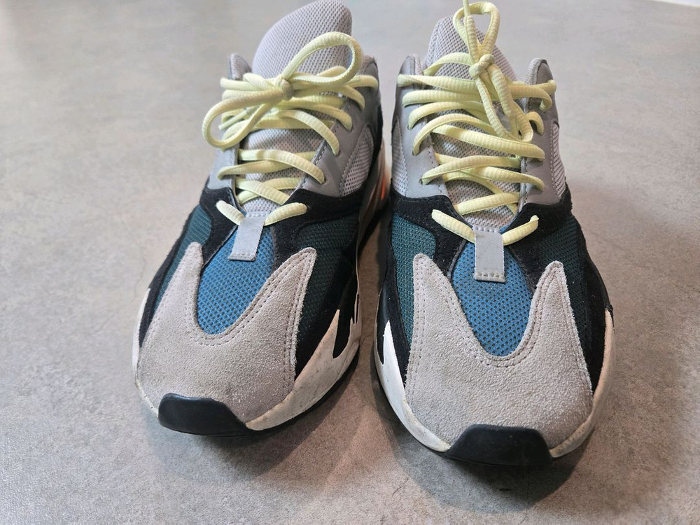 아디다스 이지부스트 웨이브러너270 이미지