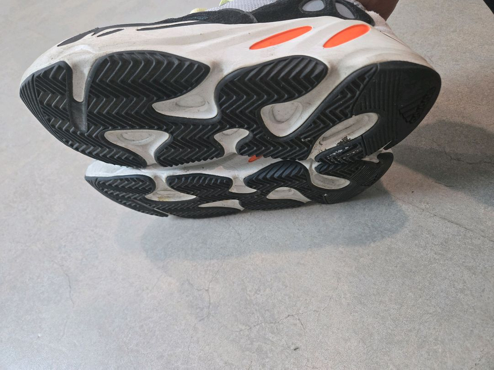 아디다스 이지부스트 웨이브러너270 이미지