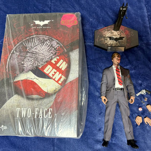 핫토이 토이페어 한정판 다크나이트 투페이스 하비덴트 피규어 중고 판매