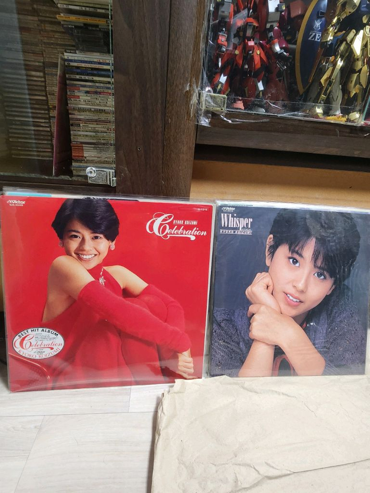 일본유명배우,가수 코이즈미 쿄코 친필싸인 소중한 LP 6개 음반과 친필 사인 사진을 판매합니다--6