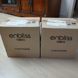 컨센서스 울세제 중성세제 1리터 8개 + 스웰데이 더 세이프 세탁세제 2.5리터 4개 팝니다.