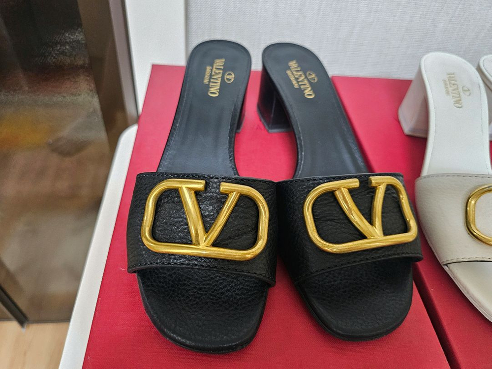 정품) 발렌티노 v로고 시그니처 슬리퍼(아38,블37)--2