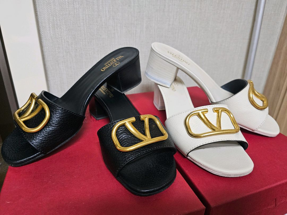 정품) 발렌티노 v로고 시그니처 슬리퍼(아38,블37)--7