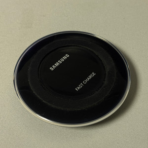 삼성 무선 급속 충전기 QI 무선 충전 블랙 팝니다. EP-PN920