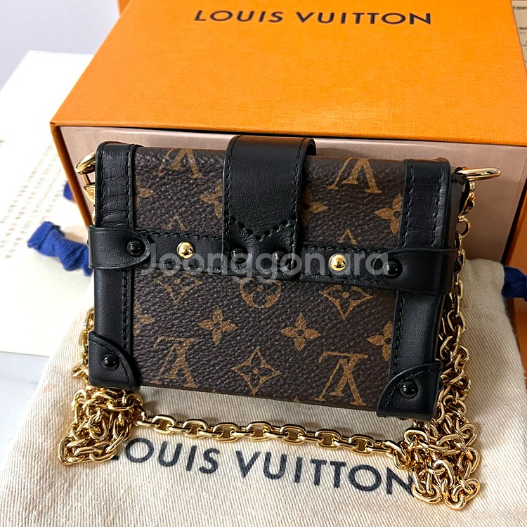 [S+급/정품] 루이비통 에센셜 트렁크 모노그램 체인 크로스백 가방--2