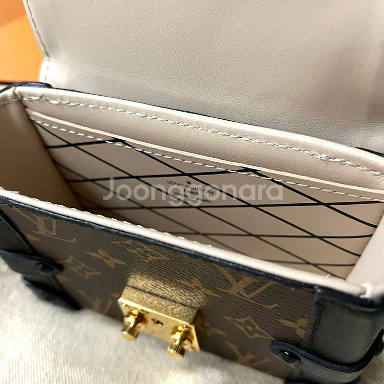 [S+급/정품] 루이비통 에센셜 트렁크 모노그램 체인 크로스백 가방--4