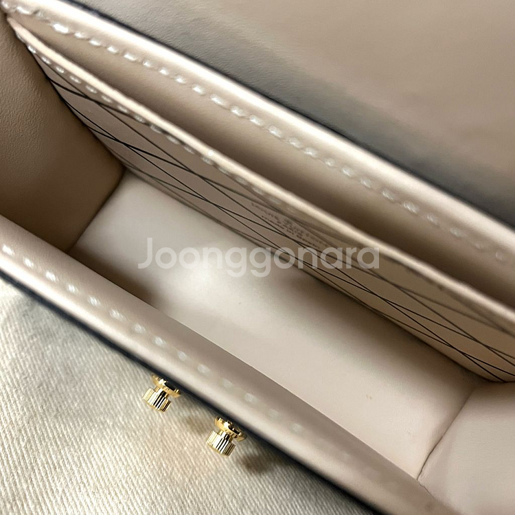 [S+급/정품] 루이비통 에센셜 트렁크 모노그램 체인 크로스백 가방--5