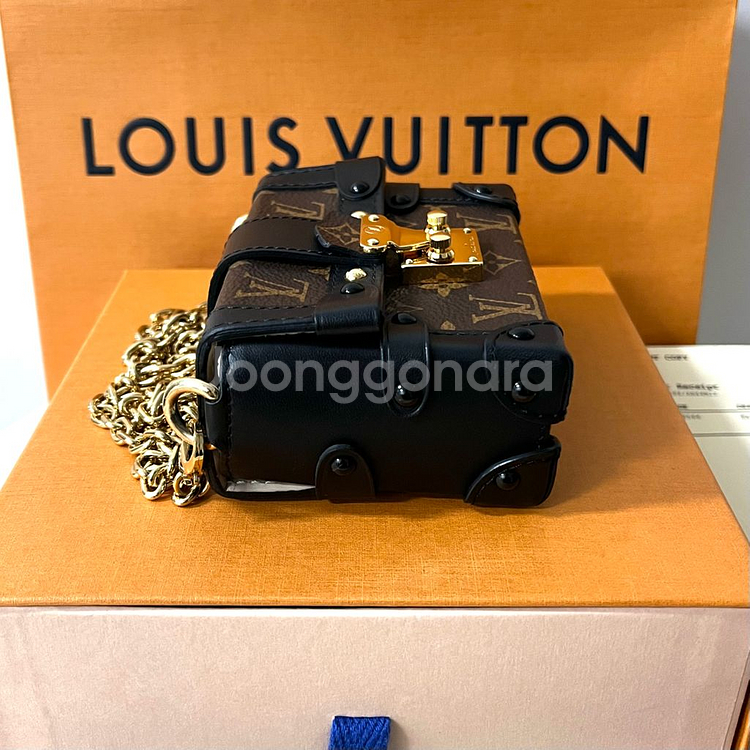 [S+급/정품] 루이비통 에센셜 트렁크 모노그램 체인 크로스백 가방--9