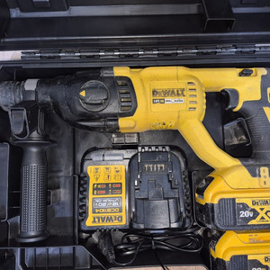 디월트 충전 함마드릴 DCH133P2