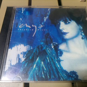 엔야의 Shepherd Moons 앨범 CD입니다