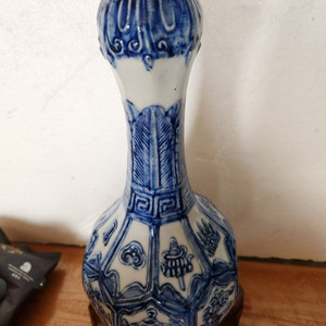 중국 고도자기 청화백자 양각 8각 산두병 이미지