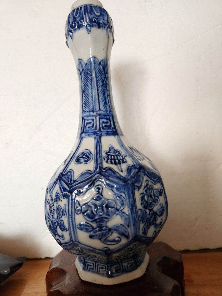 중국 고도자기 청화백자 양각 8각 산두병 이미지