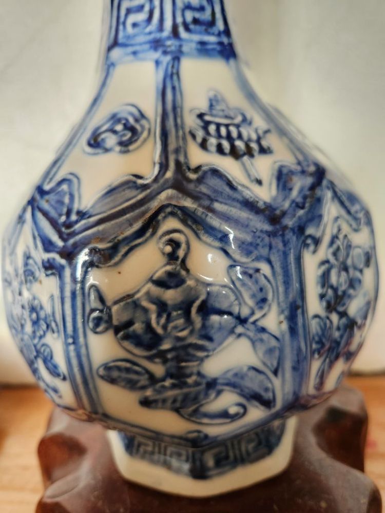 중국 고도자기 청화백자 양각 8각 산두병 이미지