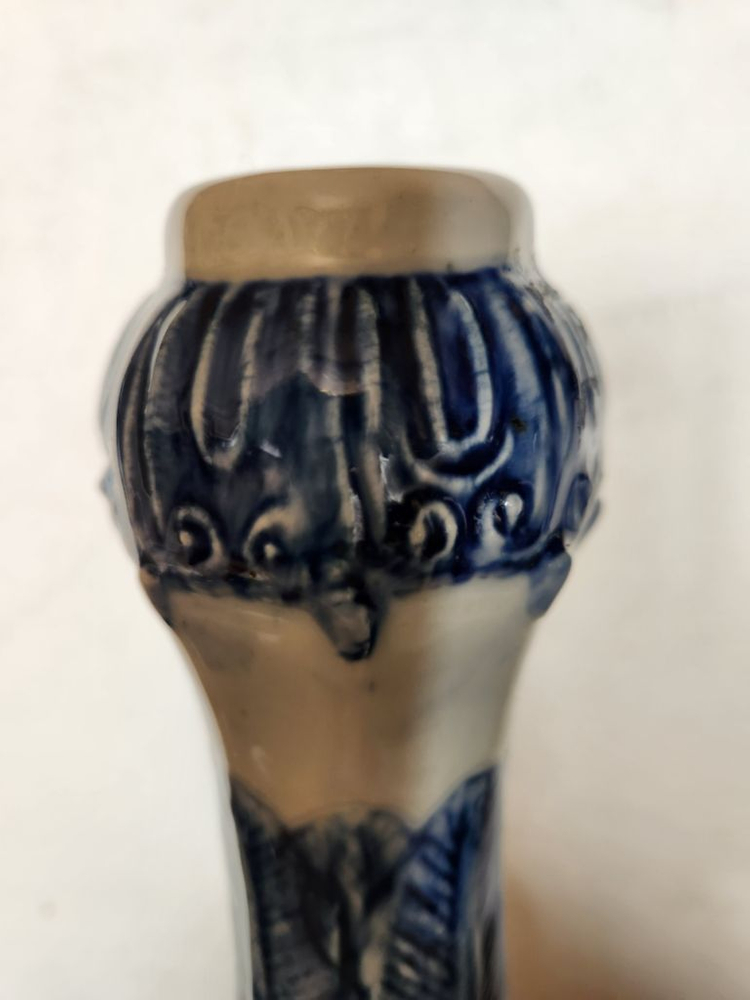 중국 고도자기 청화백자 양각 8각 산두병 이미지