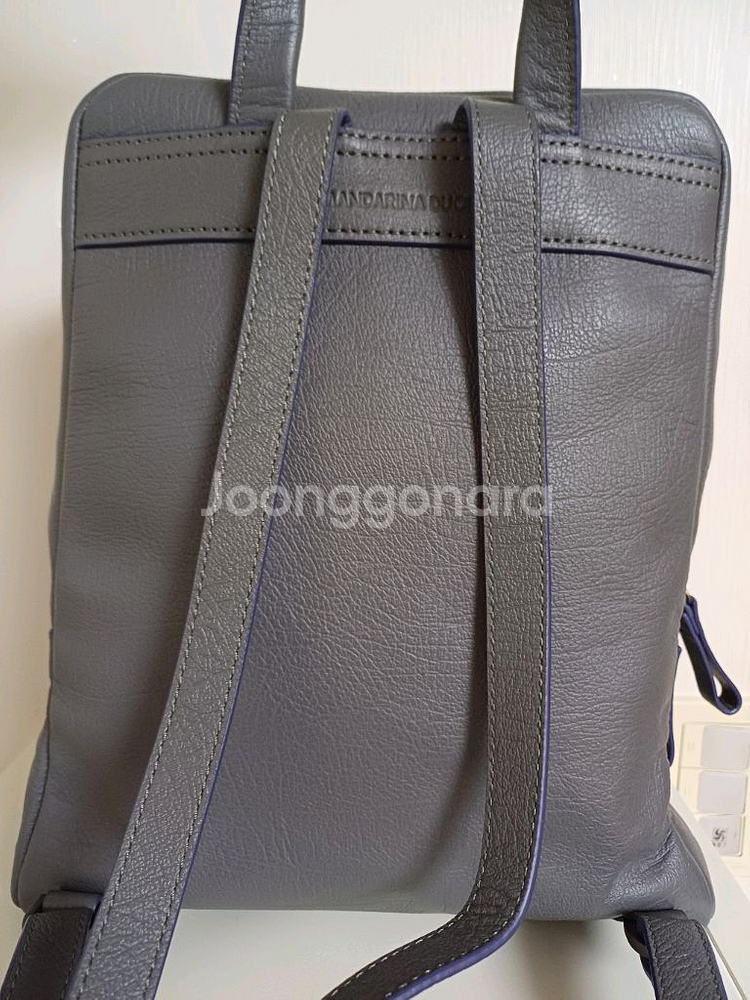 만다리나덕 가죽 백팩 회색--3